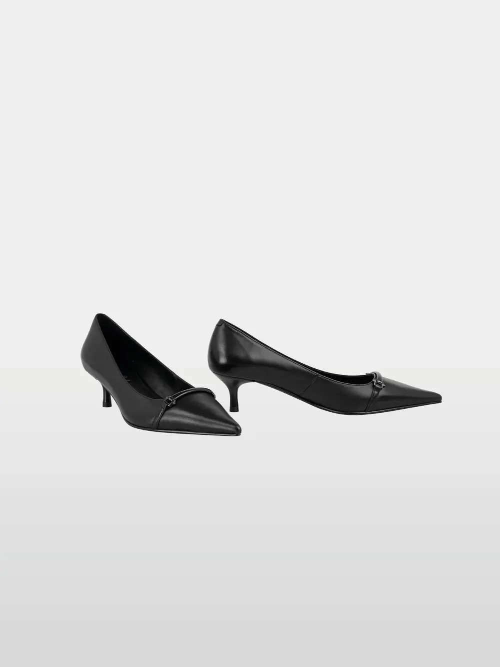 Elegant kitten heels with detail