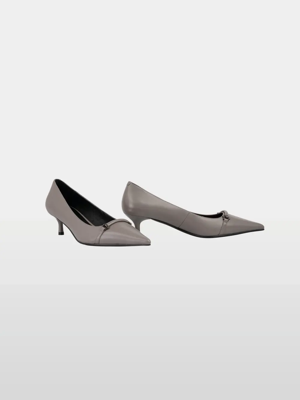 Elegant kitten heels with detail