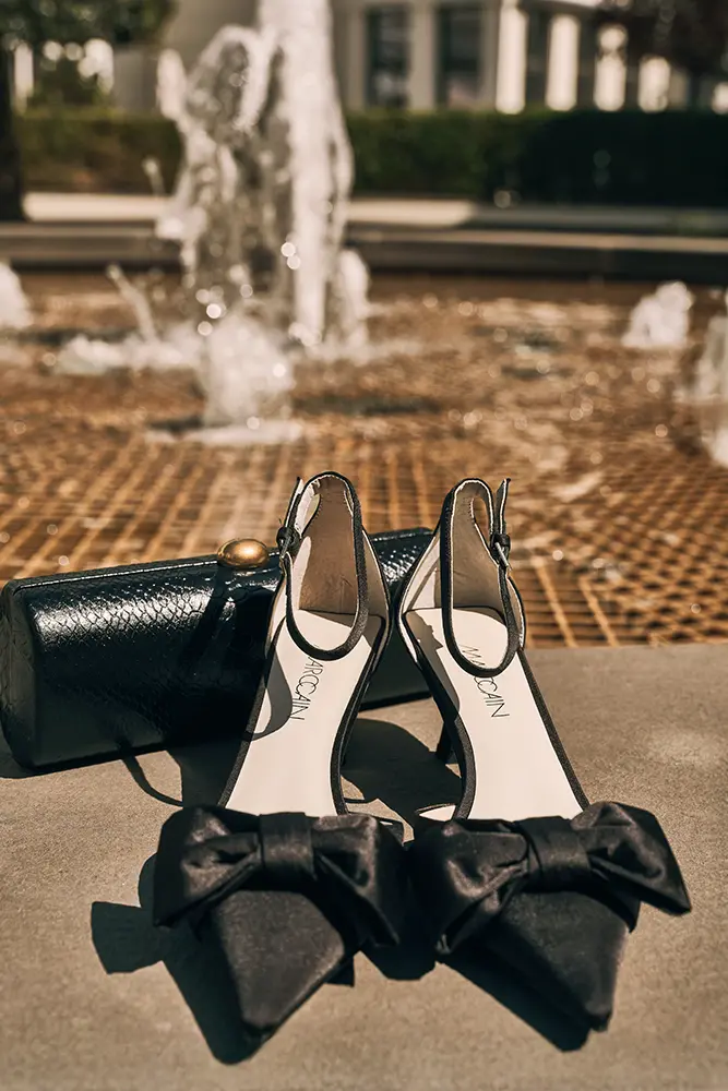 Elegant sandals with decorative bow