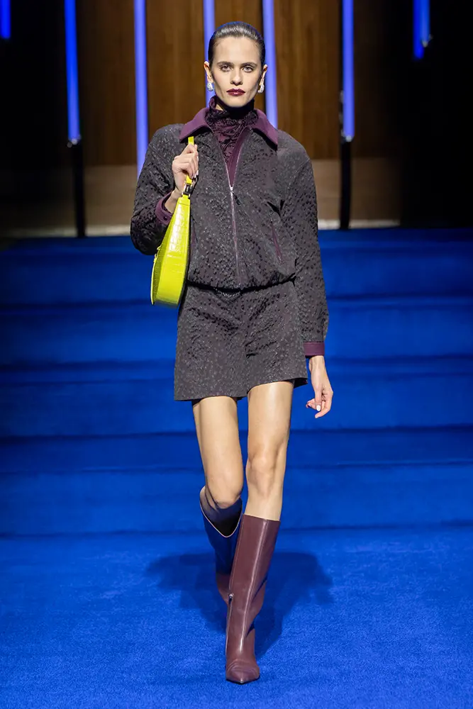 Ein Farbspiel aus tiefem Bordeaux und Rosé​ - Look 1
