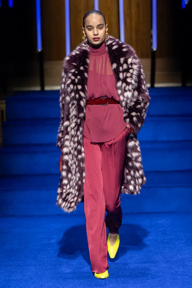 Ein Farbspiel aus tiefem Bordeaux und Rosé​ - Look 2