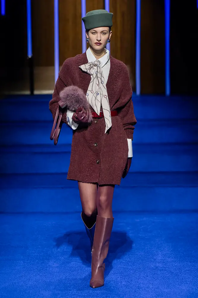 Ein Farbspiel aus tiefem Bordeaux und Rosé​ - Look 3