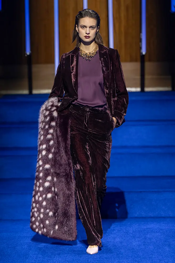 Ein Farbspiel aus tiefem Bordeaux und Rosé​ - Look 4