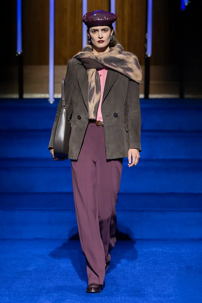 Ein Farbspiel aus tiefem Bordeaux und Rosé​ - Look 5