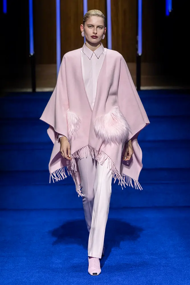 Ein Farbspiel aus tiefem Bordeaux und Rosé​ - Look 7