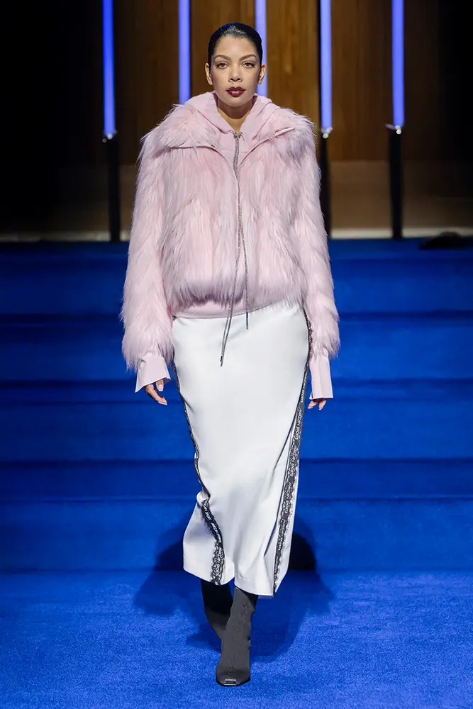 Ein Farbspiel aus tiefem Bordeaux und Rosé​ - Look 6