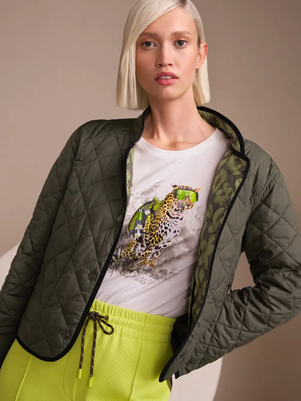 T-shirt avec léopard en randonnée