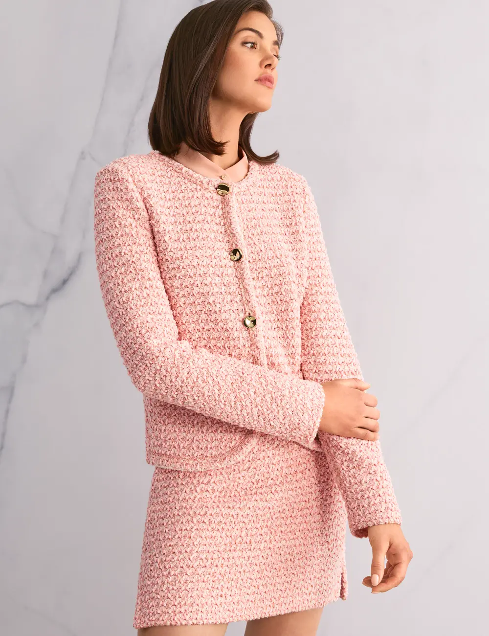 Cardigan aux épaules légèrement rembourrées, tricoté à partir de cinq types de fils différents