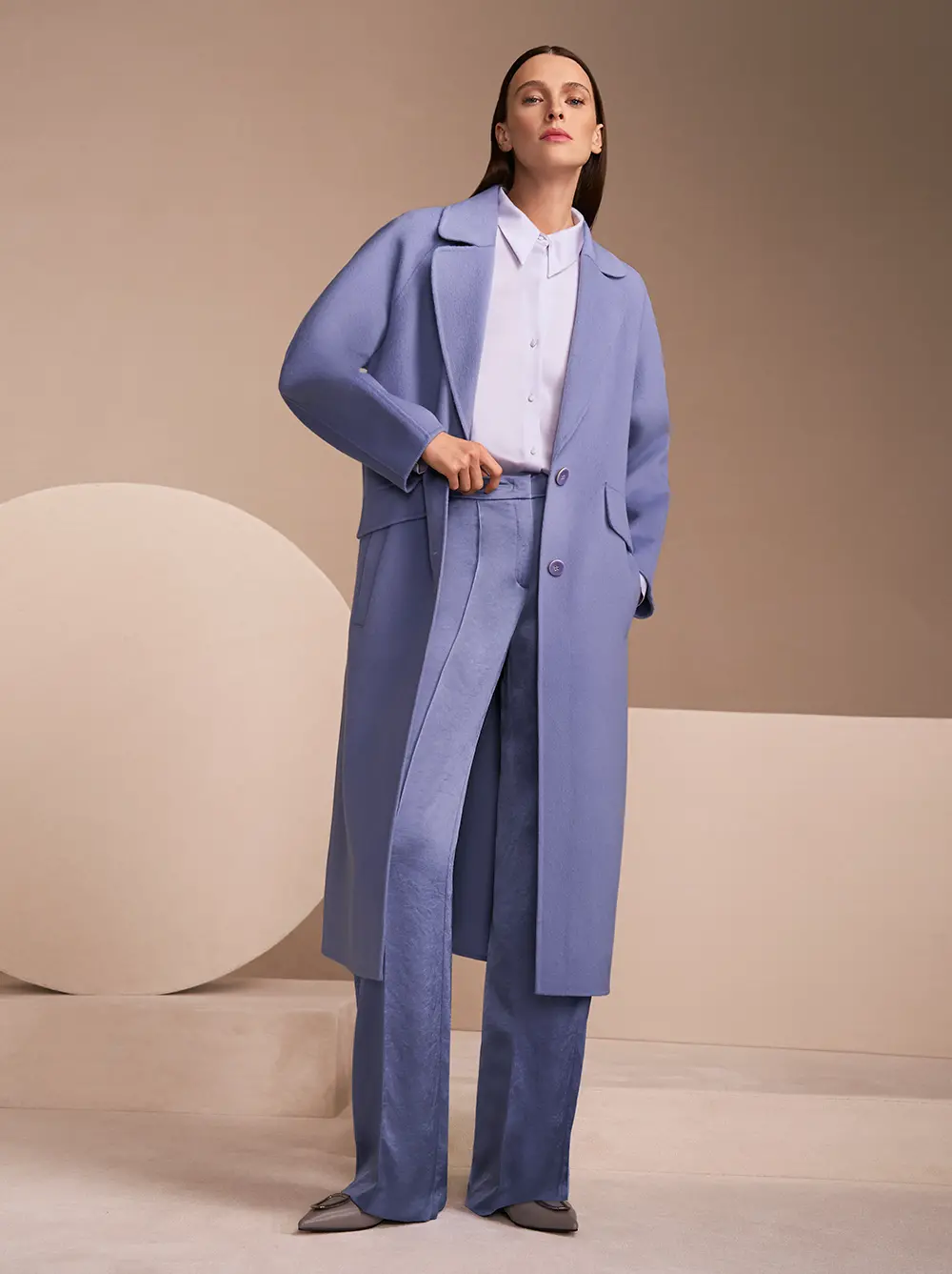 Violetter Mantel mit passender Bluse und Hose, Flats