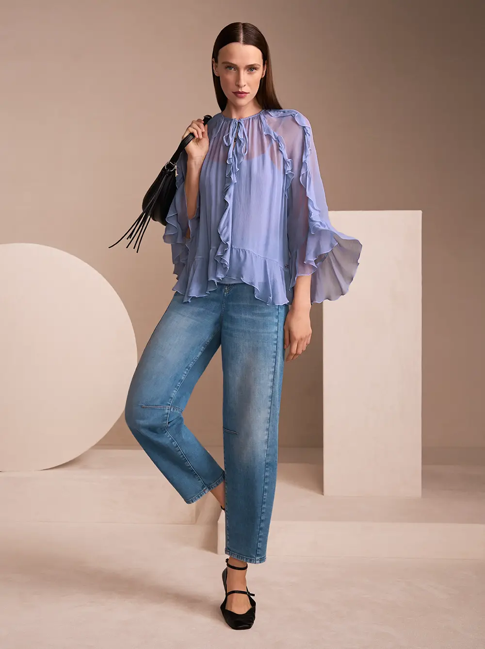 Violette Bluse mit Jeans, Flats und einem schwarzem Shopper