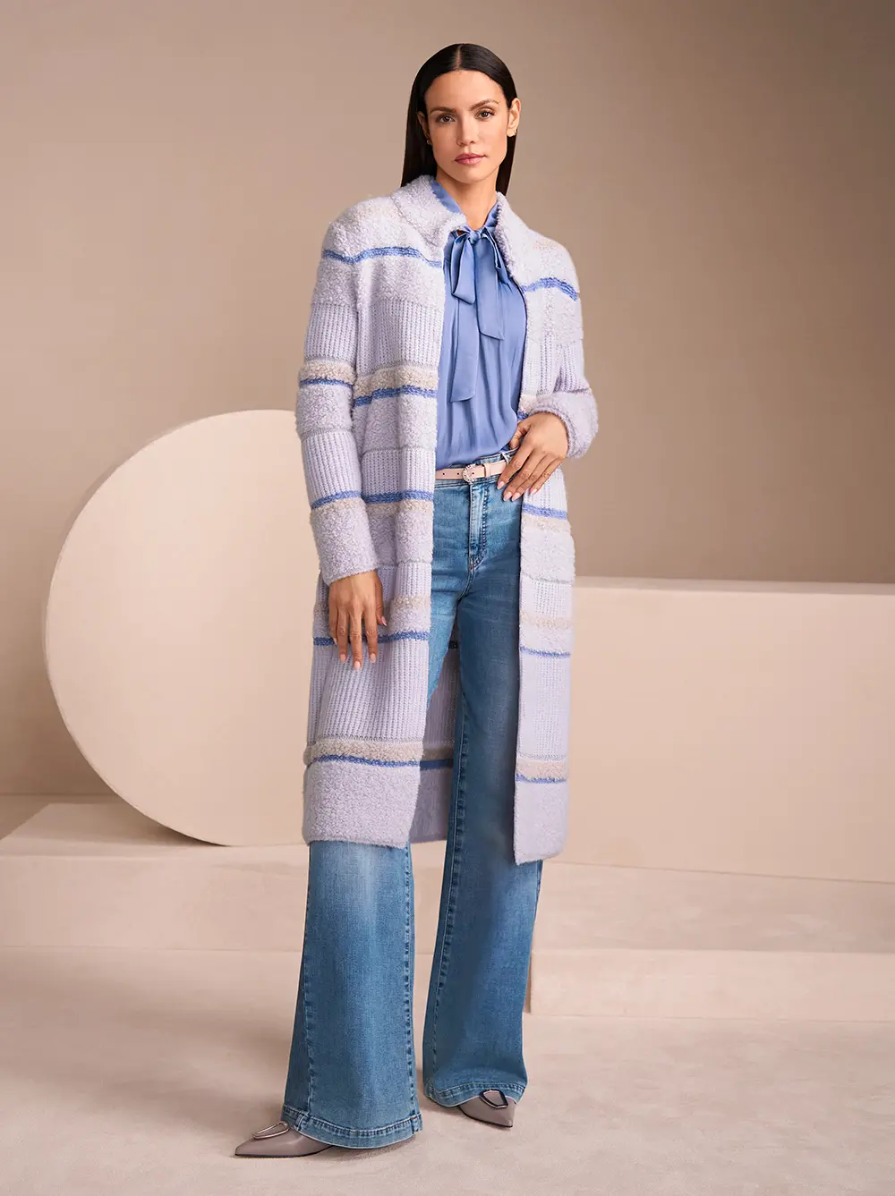 Violett-gestreifter Mantel mit Bluse und Jeans
