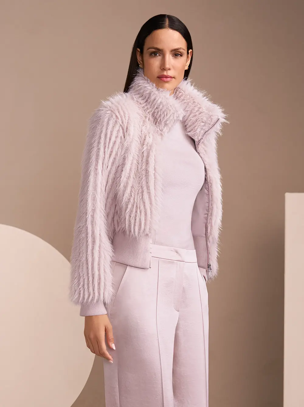 Outdoor-Jacke mit Sweater, Hose und Ankle Boots