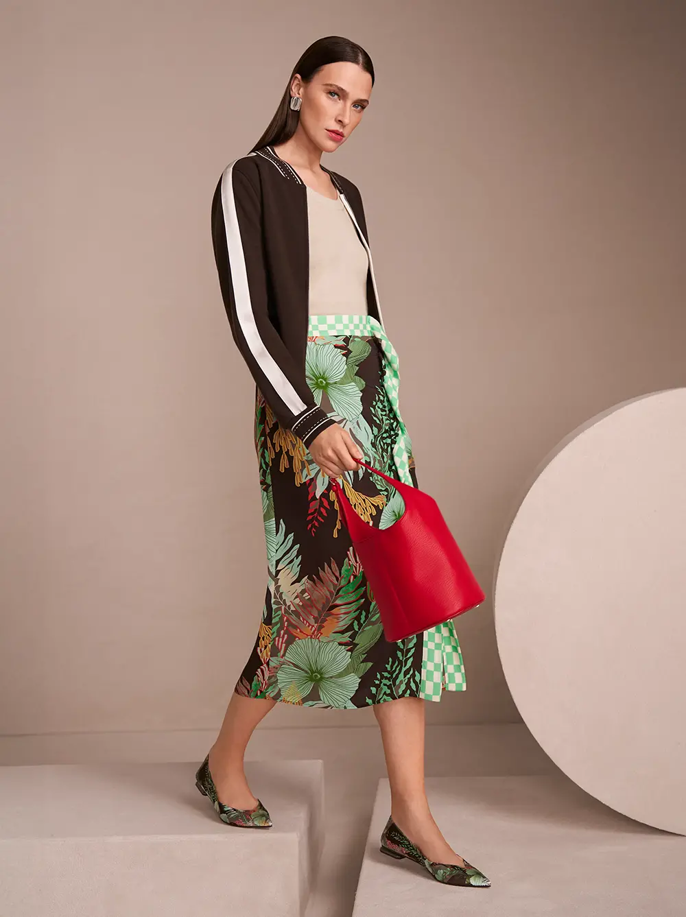 Floraler Rock mit beigfarbenem Sweater und einem braunen Cardigan