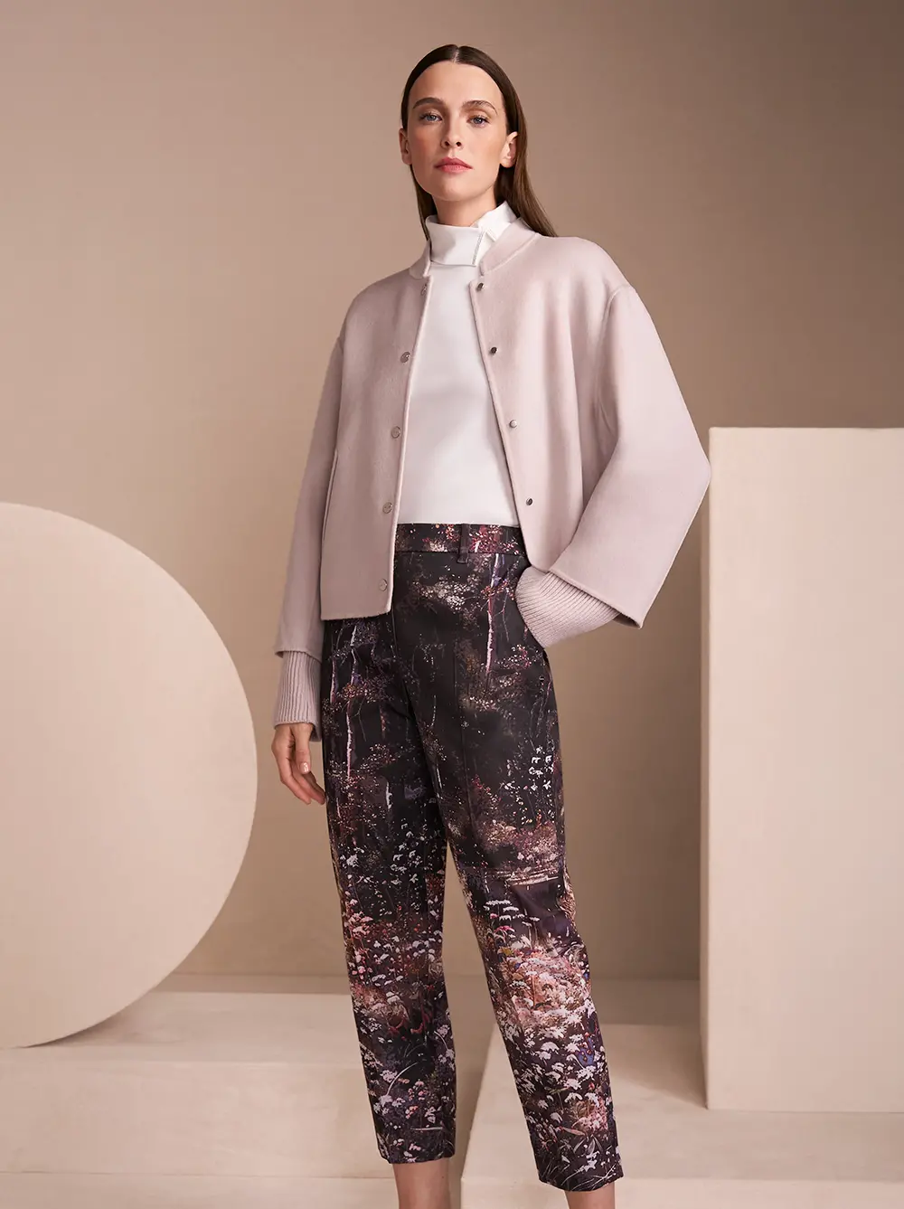 Helle Jacke mit Rollkragen Shirt und Hose