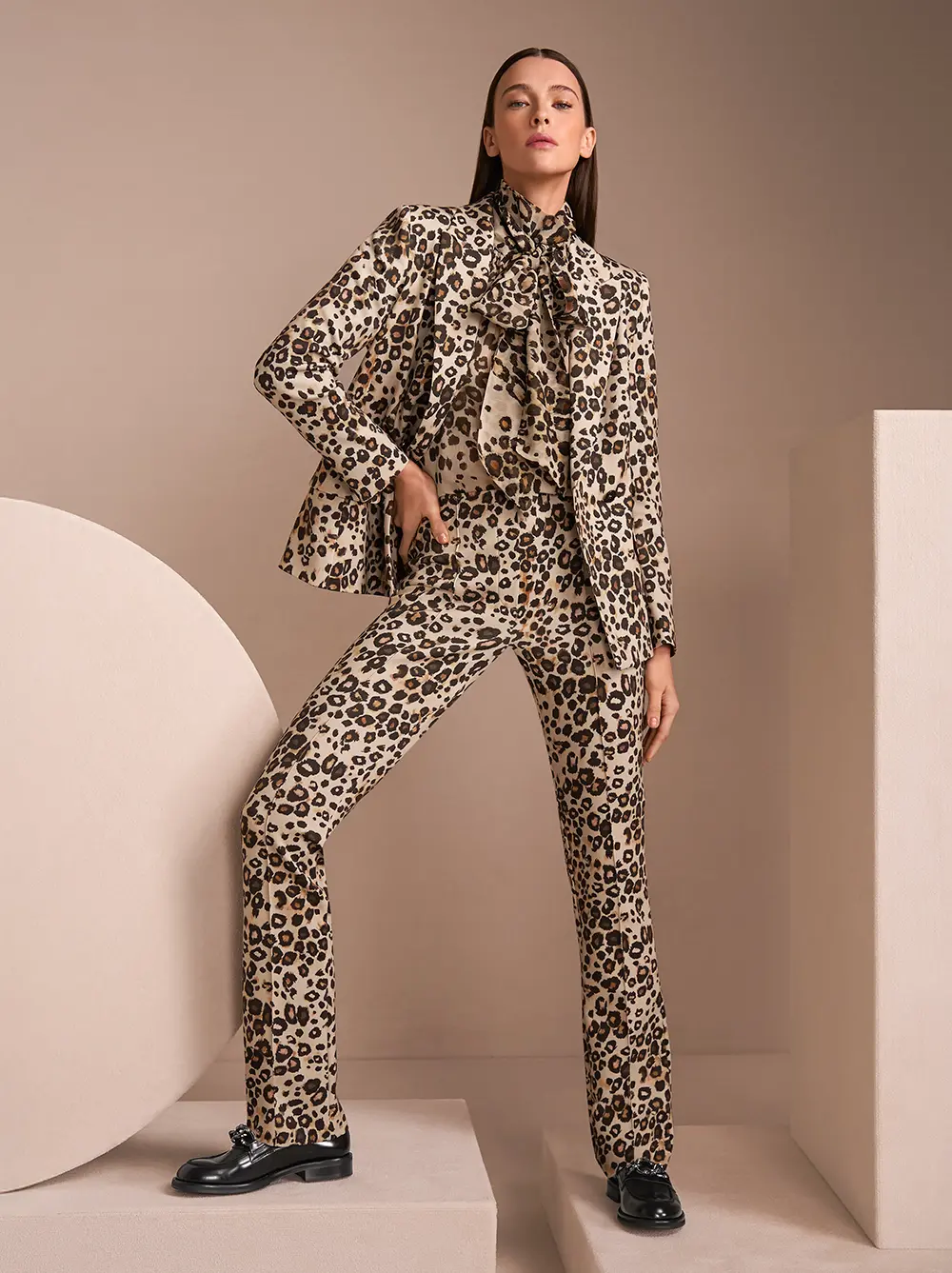 Hosenanzug im Leo-Print mit passender Leo-Bluse