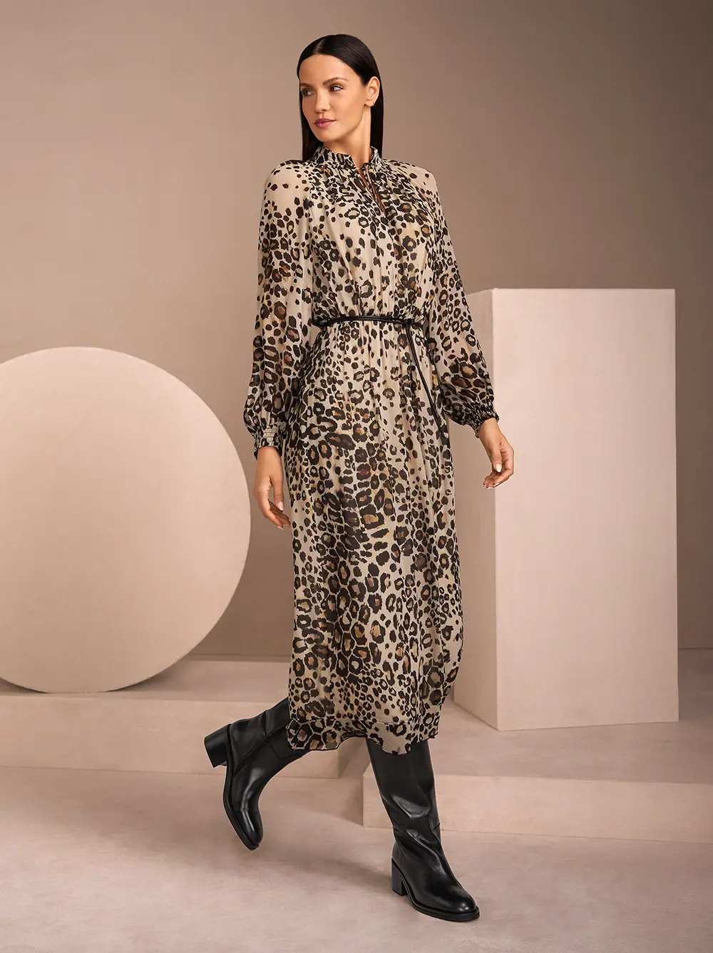 Maxi-Kleid mit Leoprint und dünnem Gürtel