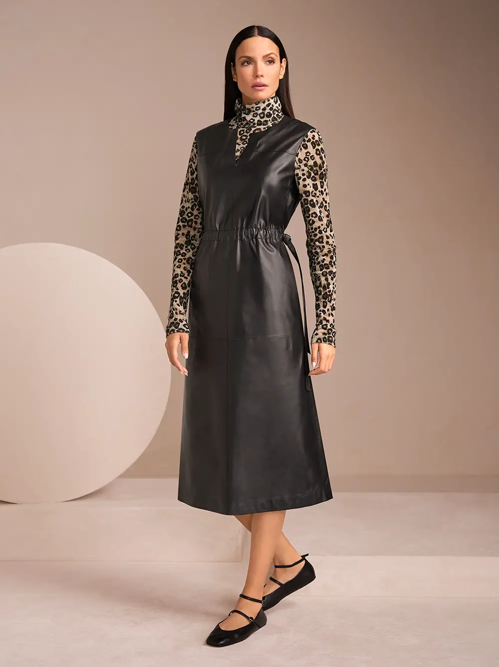 Schwarzes Lederkleid ohne Ärmel mit leoprint T-Shirt darunter