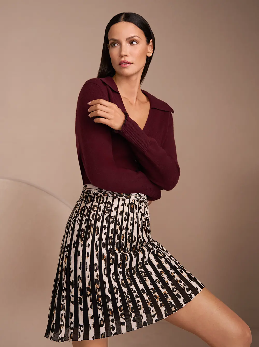 Dunkelroter Cardigan mit V-Ausschnitt und Leoprint-Rock
