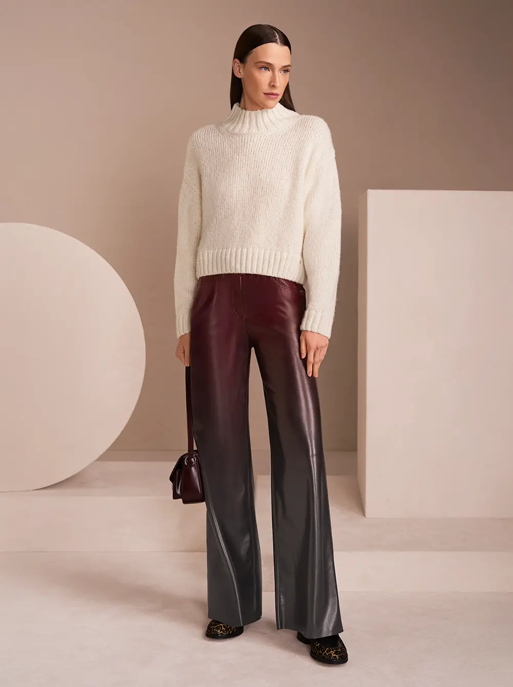 Weiß gestrickter Pullover mit Farbverlauf-Hose