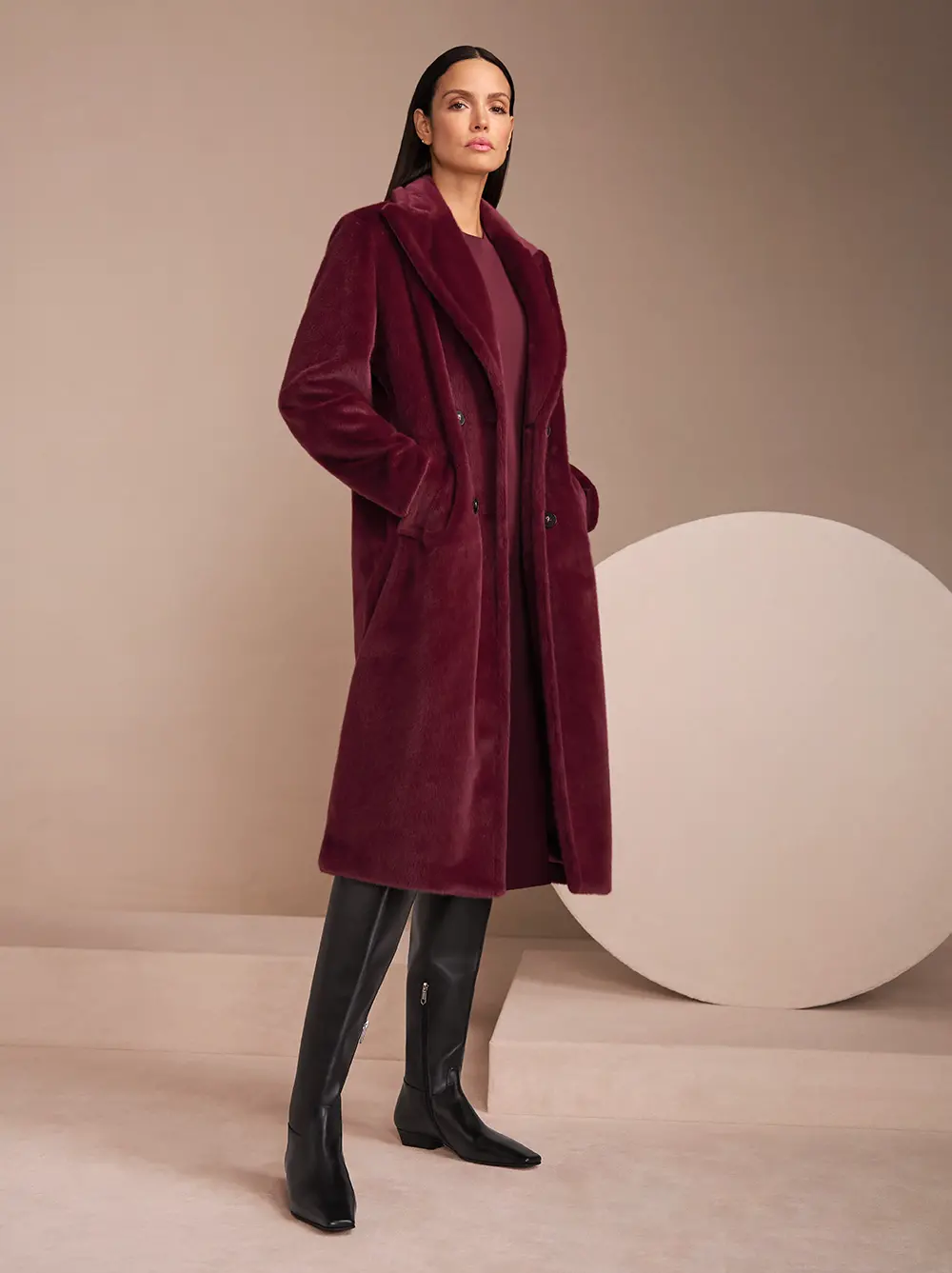 Dunkelroter Mantel mit passendem Kleid und schwarzen Boots