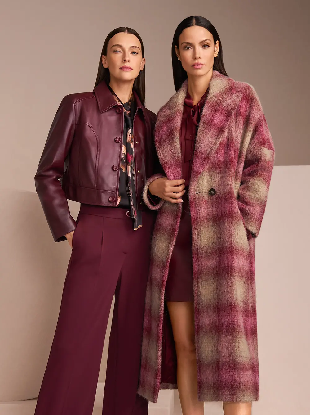 Kurze dunkelrote Lederjacke mit passender Hose und Mantel mit einem dunkelroten Kleid