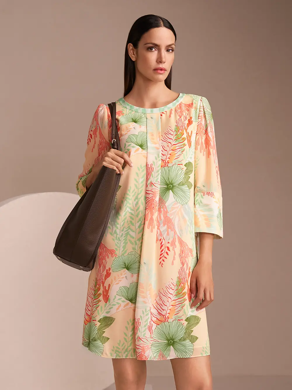 Florales Kleid mit roten Flats und braunem Shopper