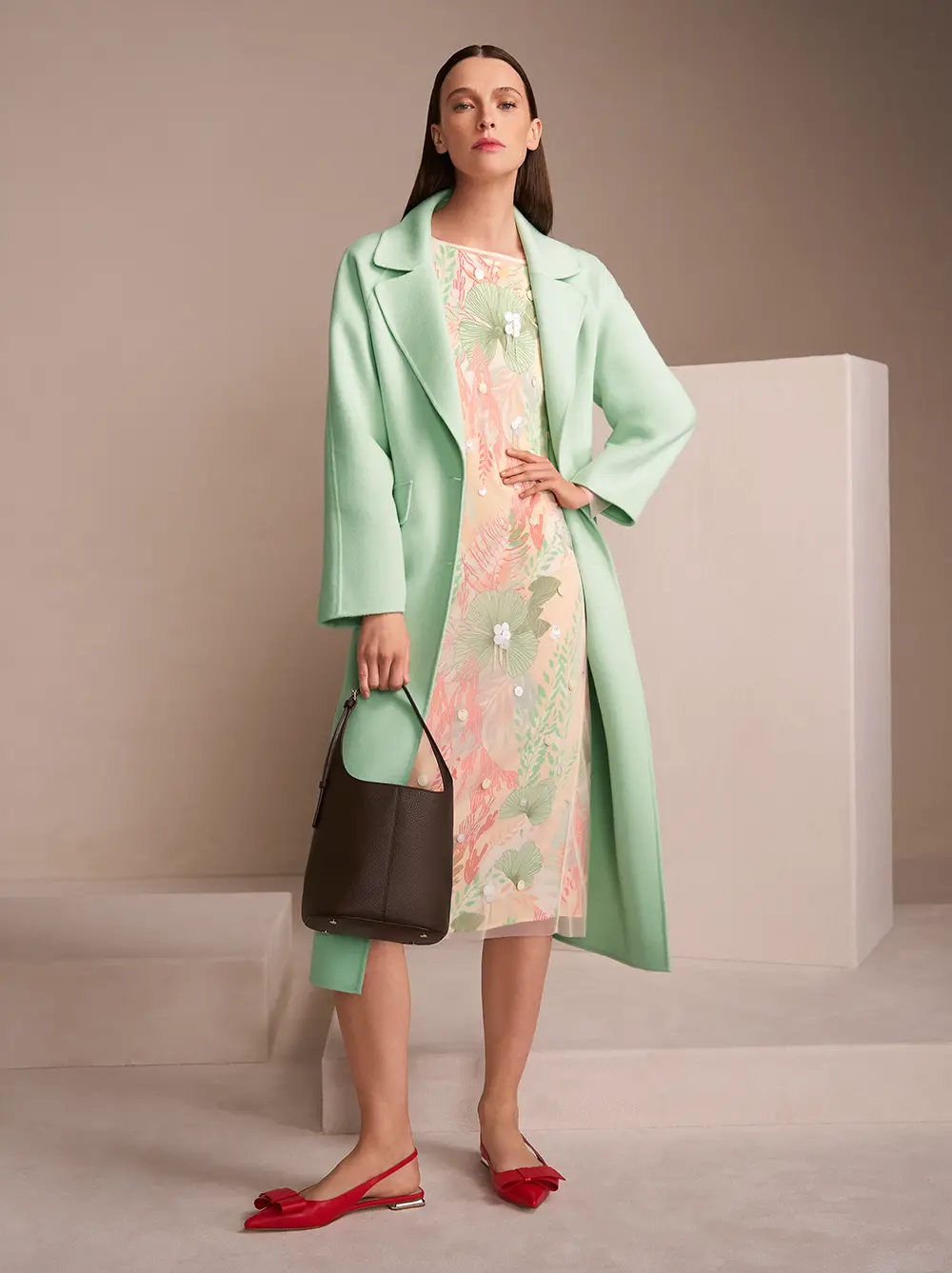 Pistaccio Mantel mit floralem Kleid und roten Flats