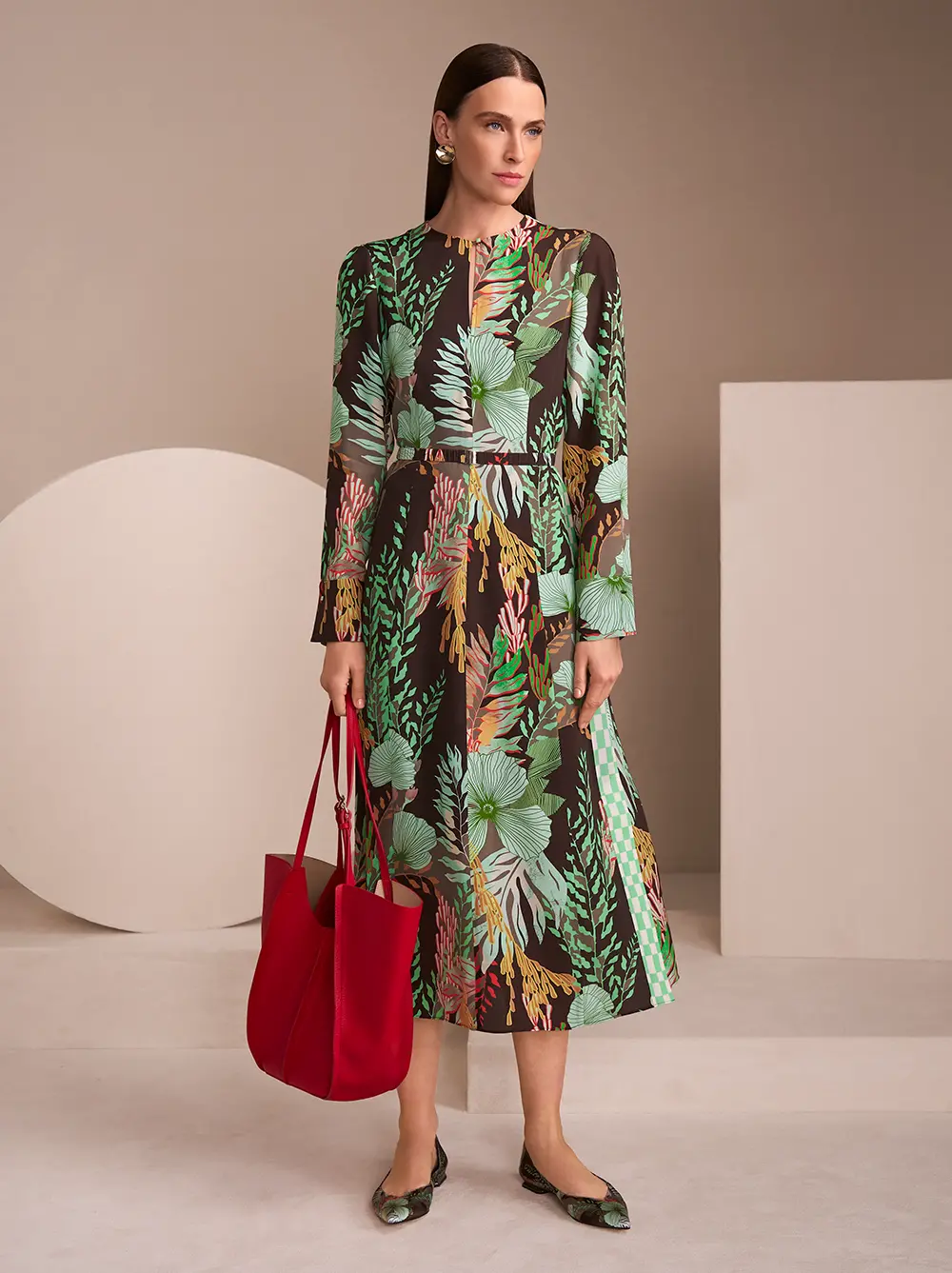 Florales Maxi-Kleid mit Flats und rotem Shopper