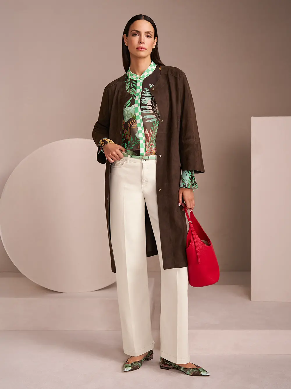 Brauner Mantel mit floraler Bluse und beiger Jeans