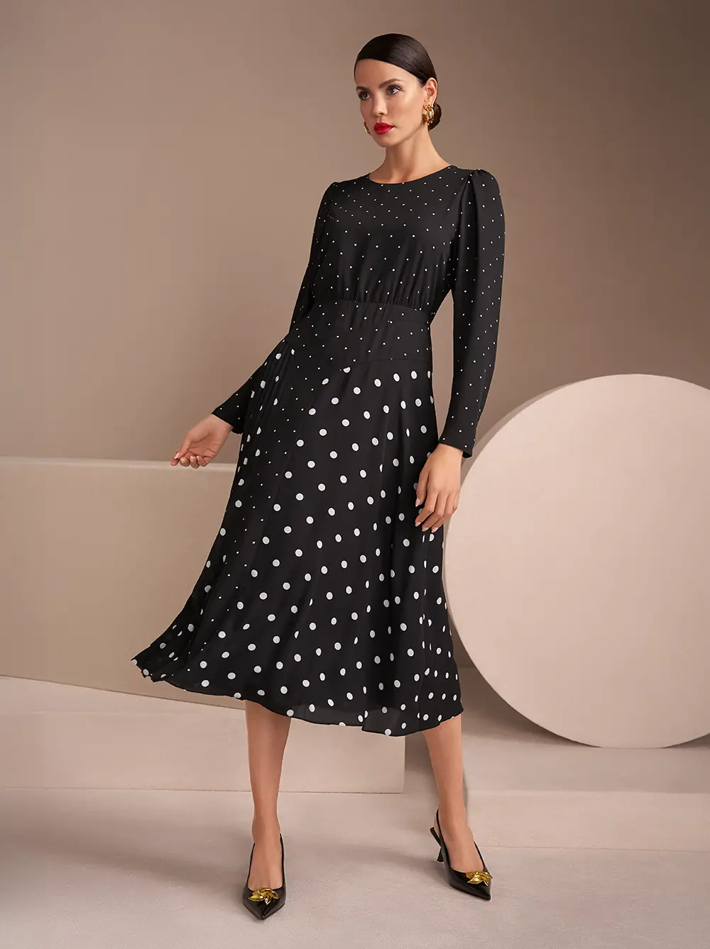 Elegantes, schwarzes Kleid mit weißen Punkten