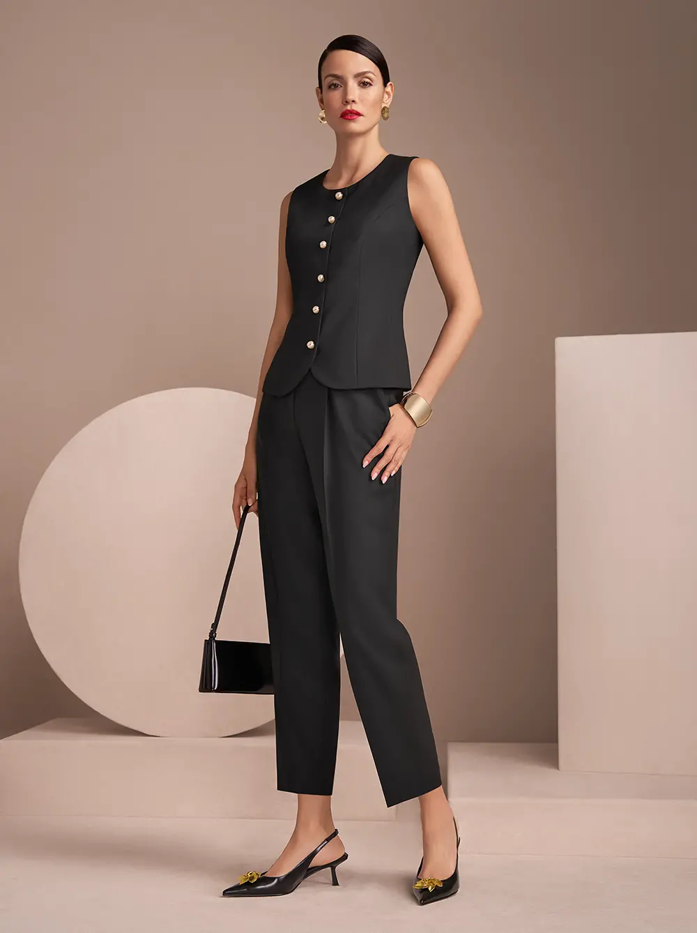 Schwarze, elegante Weste und Bundfalten-Hose mit Slingback und Schultertasche