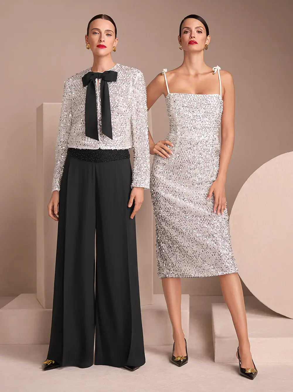 Pailetten-Jacke mit weiter Hose und glitzerndes Pailetten-Kleid