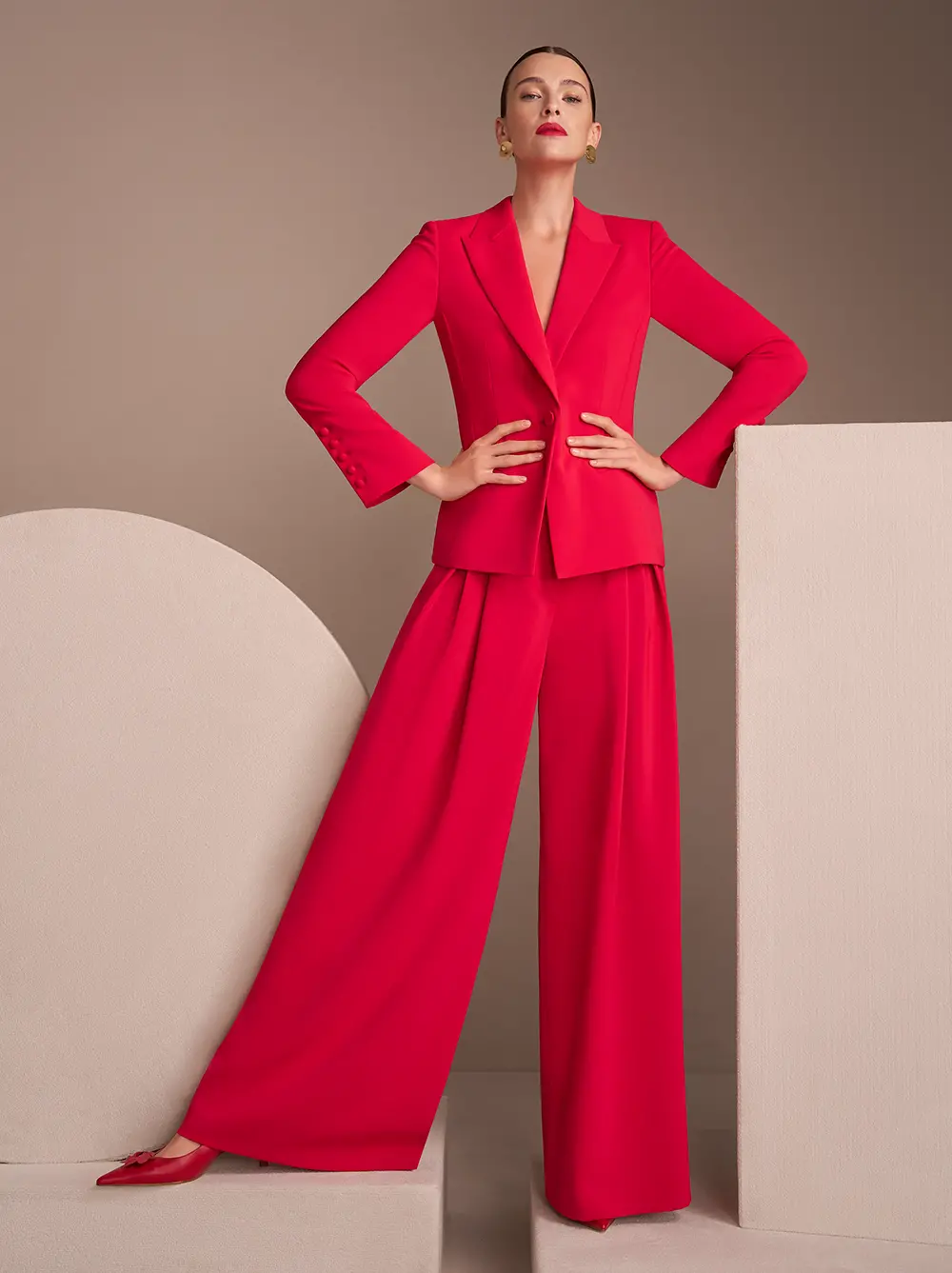 Roter, eleganter Blazer und weite Hose mit roten Slingbacks