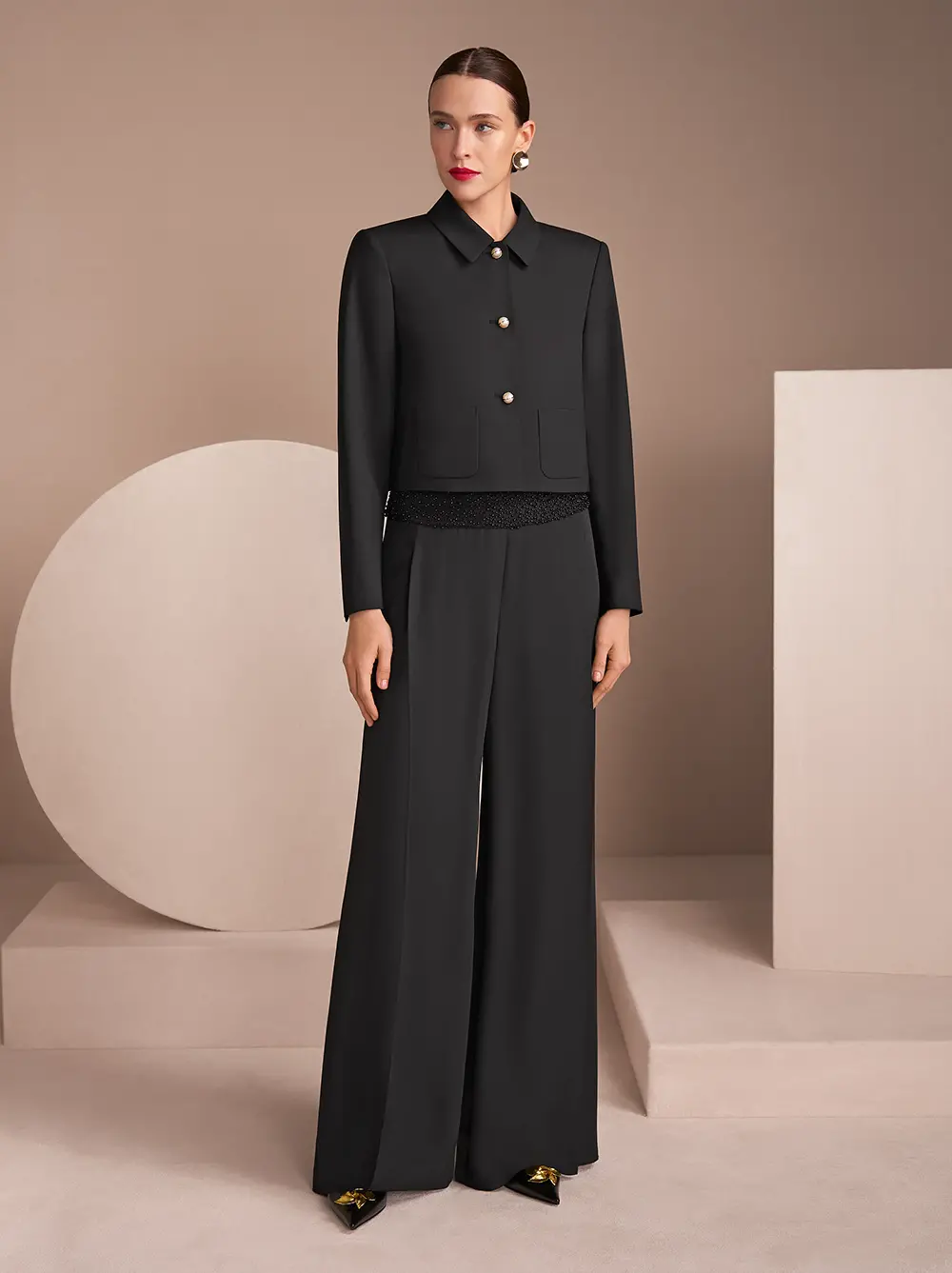 Jacke mit Perlen-Knöpfen und weiter Hose, schwarz