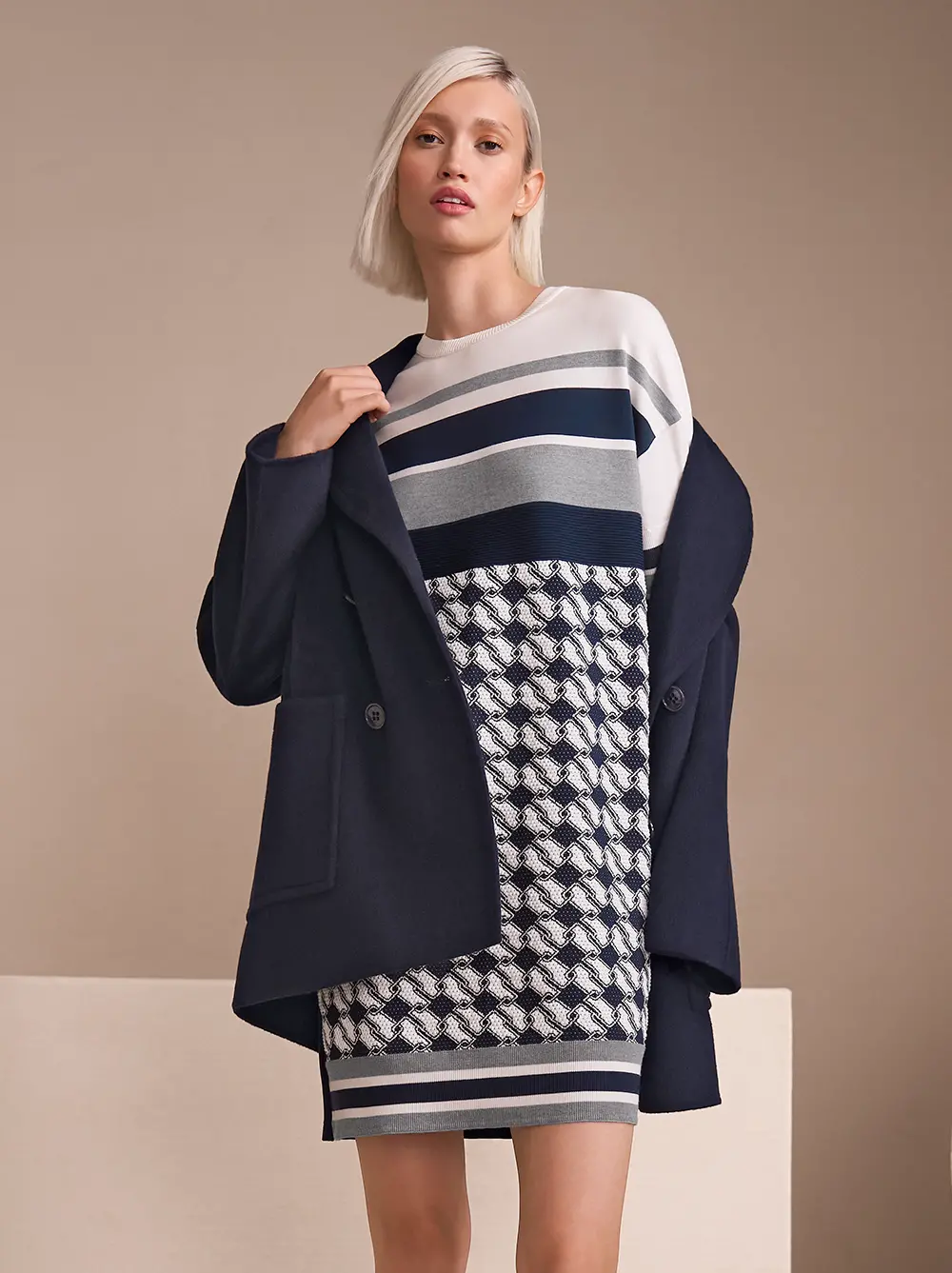 Dunkelblaue Outdoor-Jacke mit gestricktem Kleid mit kurzen Ärmeln