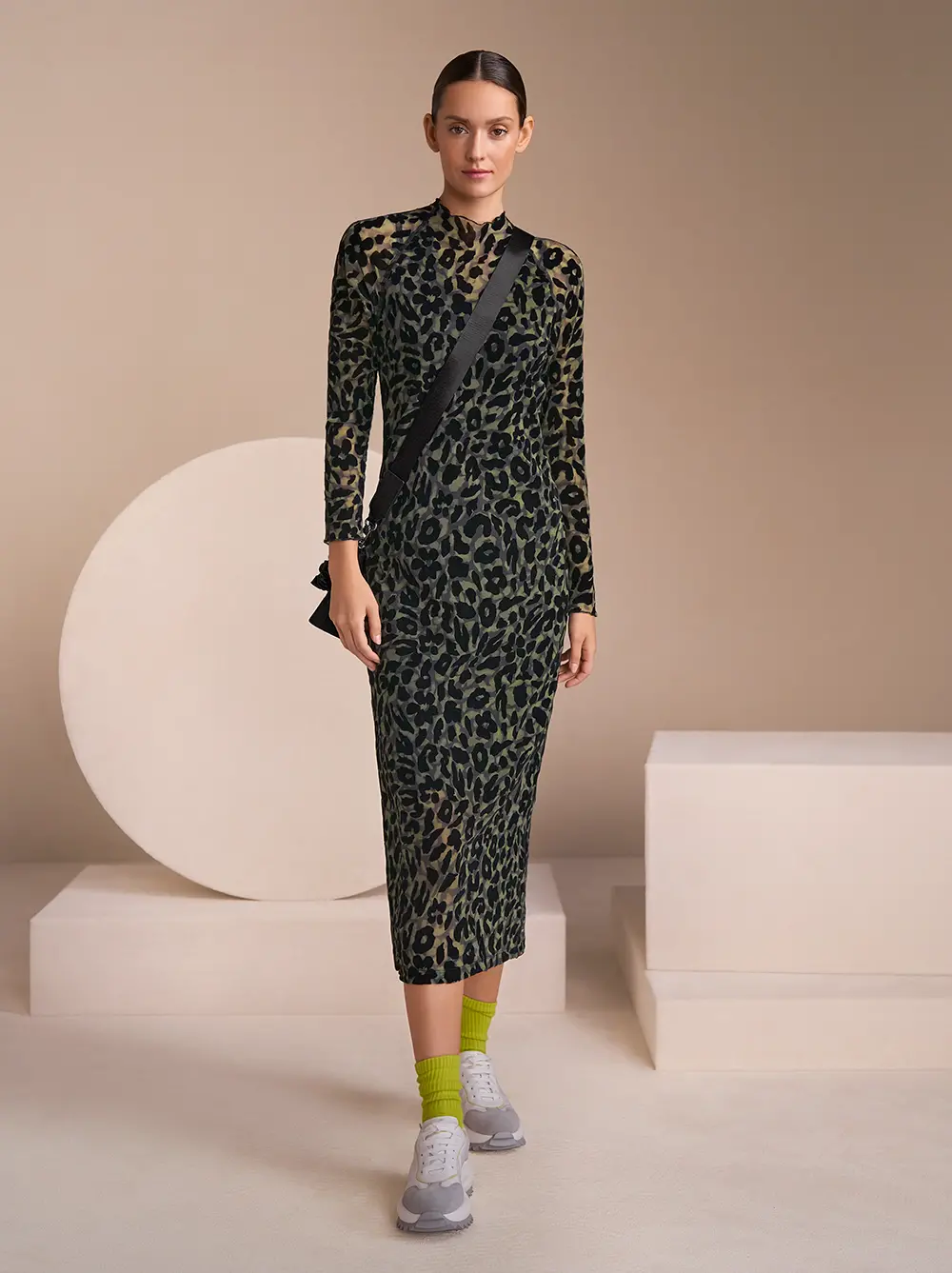 Oliv-schwarzes Kleid im Leoprint mit Schultertasche und Sneakern