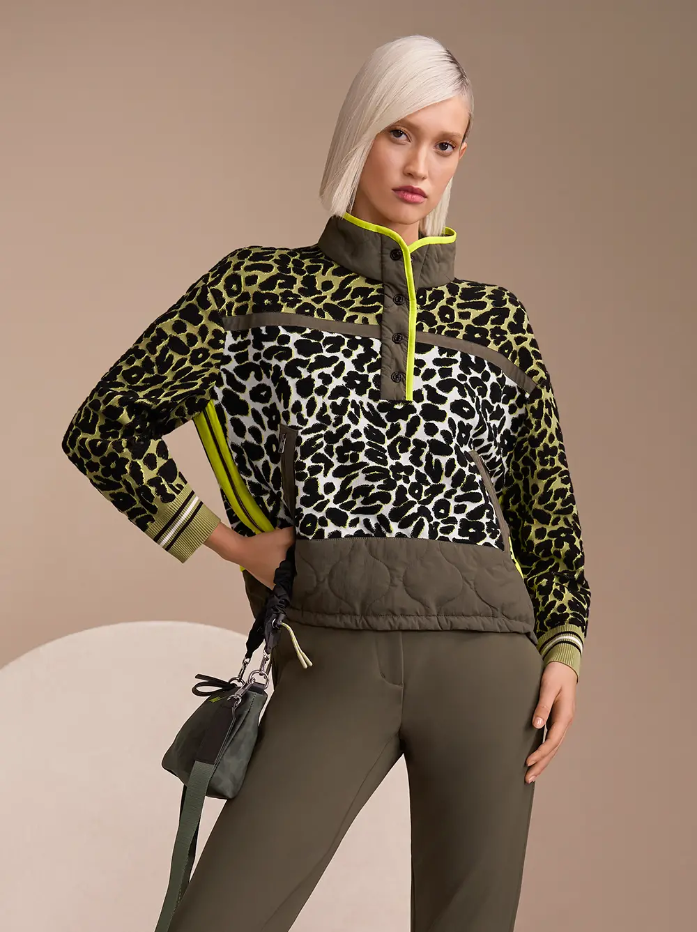 Leoprint Sweater in olivgrün und weiß mit olivgrüner Hose