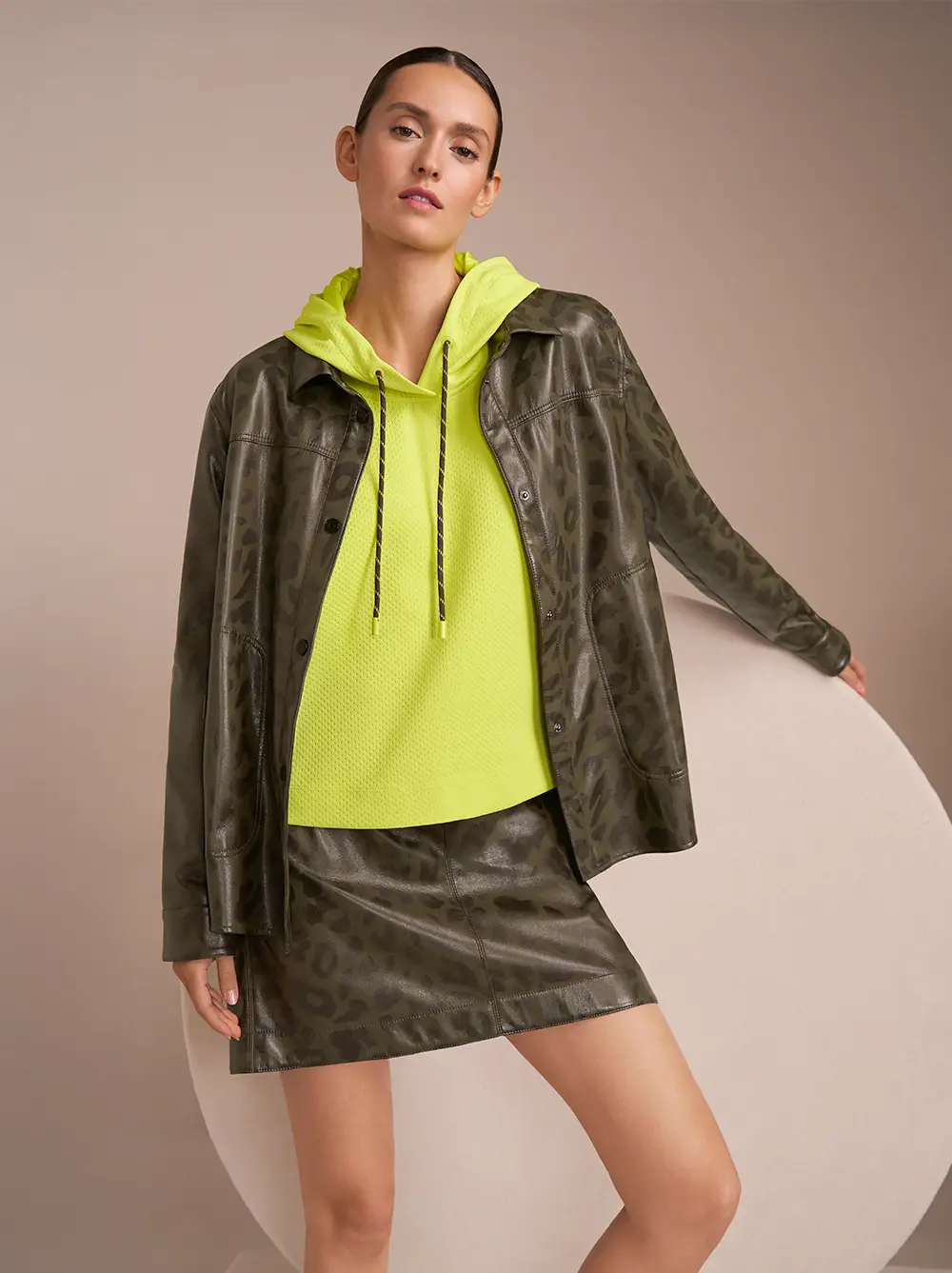 Bluse mit Kapuze in Limoncello, Braunes Sweatshirt und brauner Rock