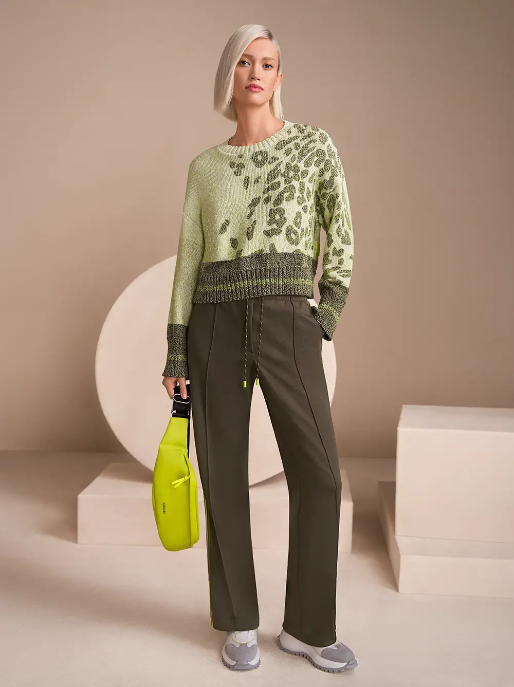 Knitted in Germany Sweater mit weiter Hose