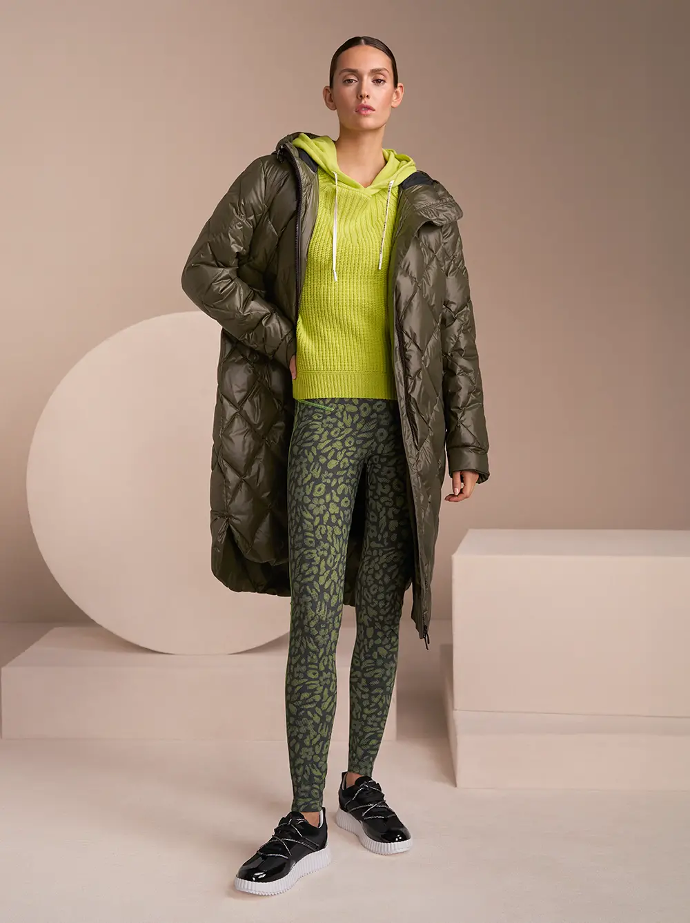 Dicker olivbrauner Mantel mit Sweater in Limoncello und Leoprint Leggings