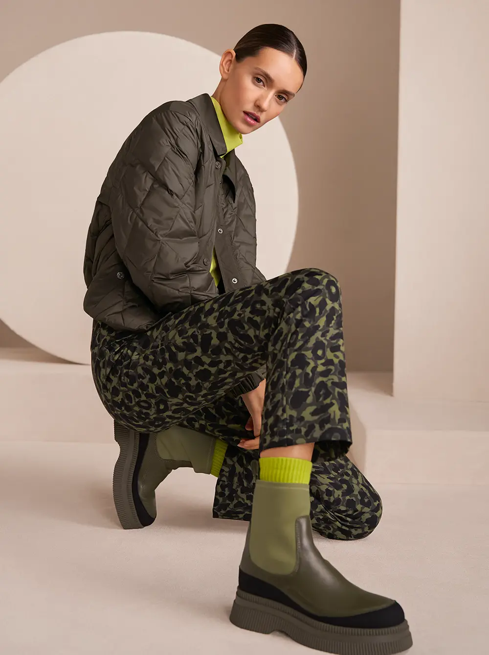 Kurze Steppjacke mit Langarmshirt und leoprint Hose in olive/schwarz