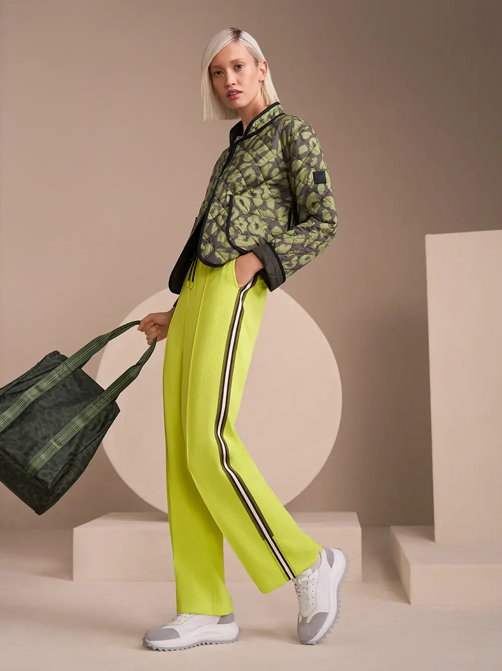 Wendbare Steppjacke mit sportlicher Hose und einem Shopper