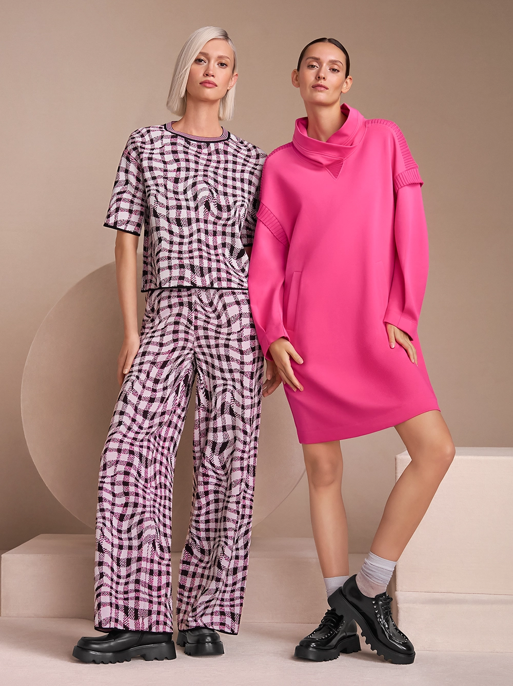 Gemustertes Tshirt mit passender Hose und einem pinkfarbenen Minikleid mit langen Armen