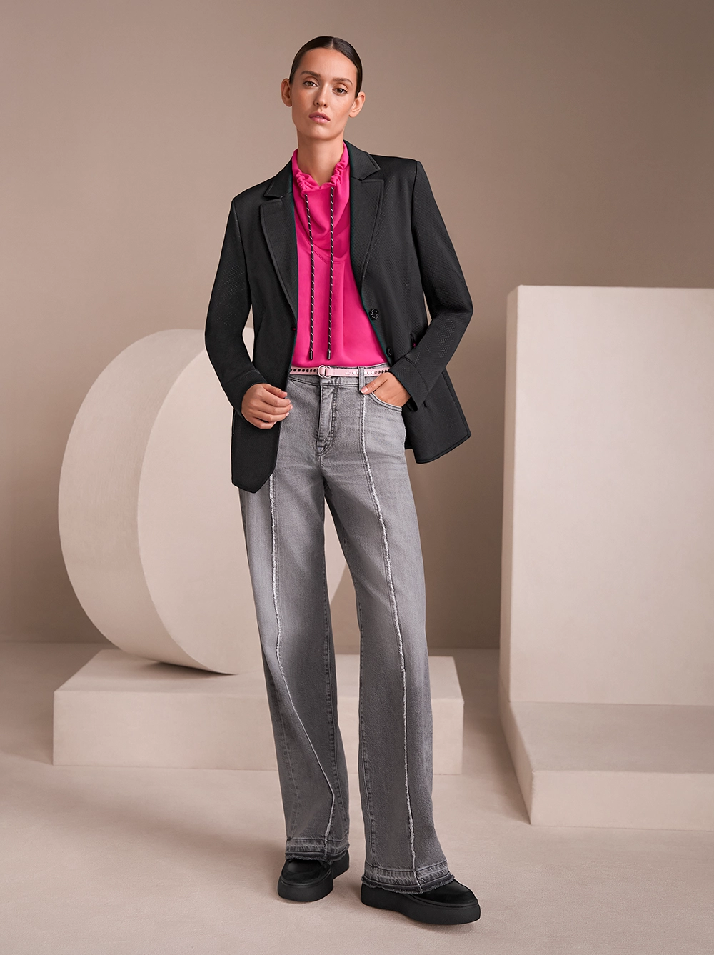 Schwarzer Blazer mit pinker Bluse und einer grauen Jeanshose
