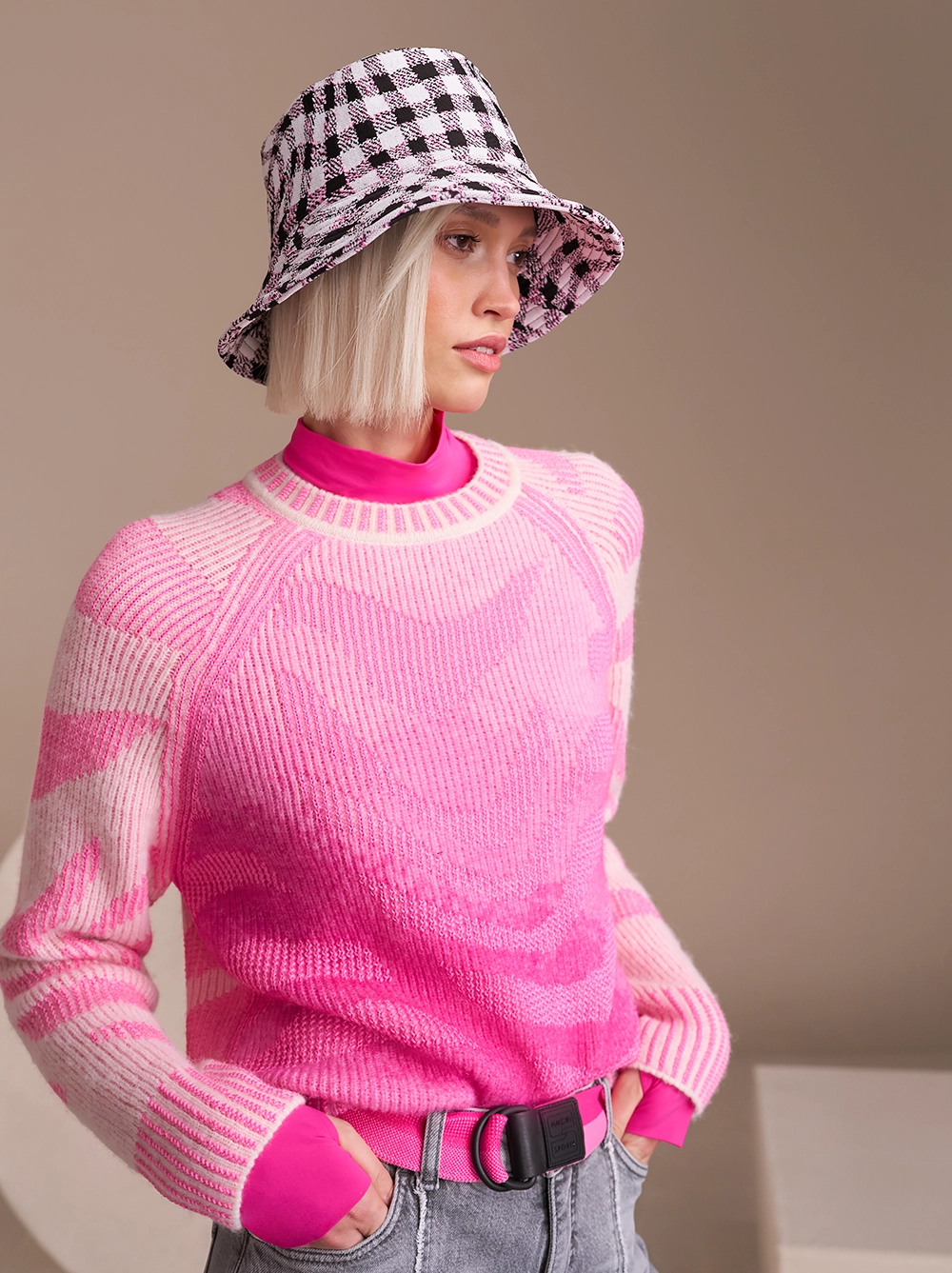 Gestrickter Sweater mit grauer Jeans und gemustertem Hut