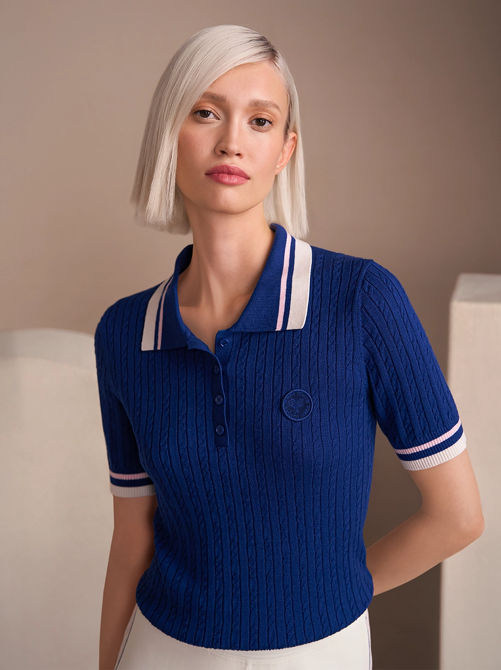 Blaues Poloshirt mit Streifen am Kragen und den Ärmeln