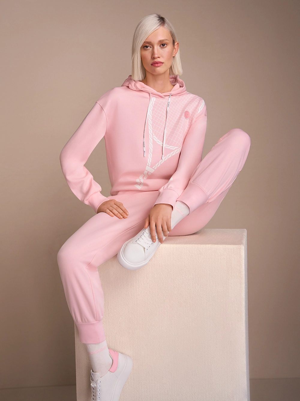 Rosafarbener Kapuzen-Sweater mit weißem Tennisschläger-Print und Jogginghose