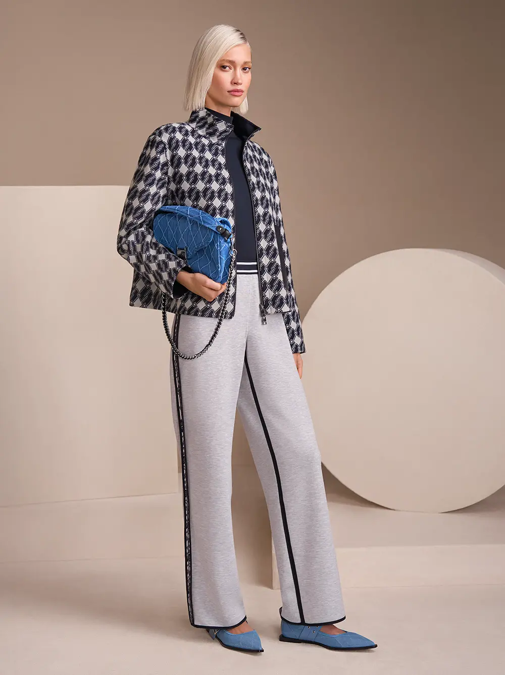 Wendbare Outdoor Jacke mit Musterung und grauer Hose
