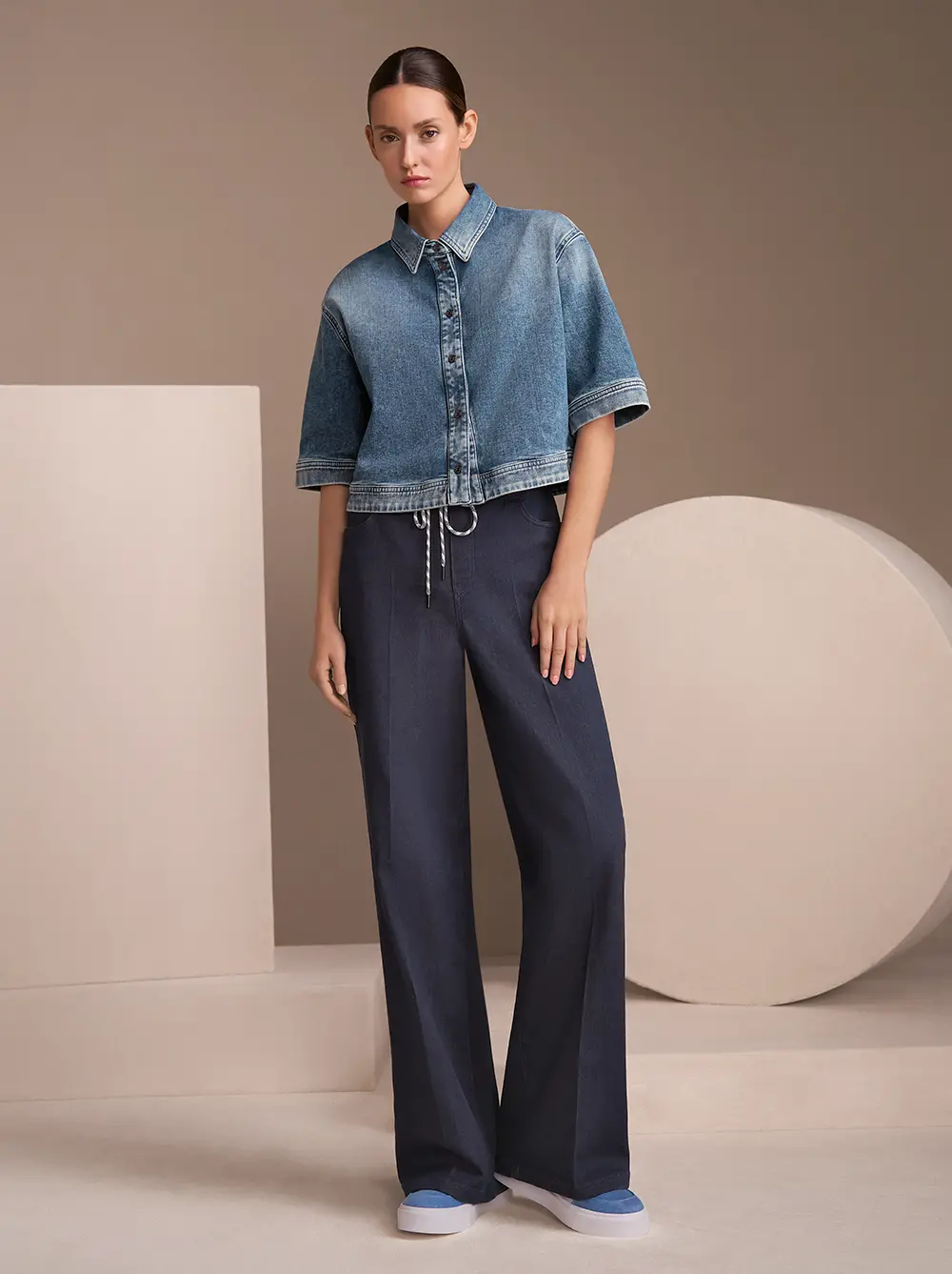 Rethink Together Bluse und Hose mit Sneakern