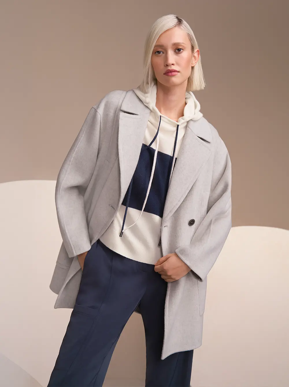 Graue Outdoor-Jacke mit Sweater und Pants